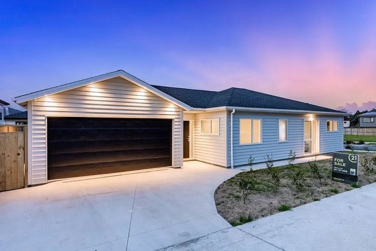 Photo of property in 17 Konoba Avenue, Kumeu, 0810