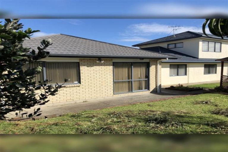 Photo of property in 16 Ewhurst Place, Goodwood Heights, Auckland, 2105