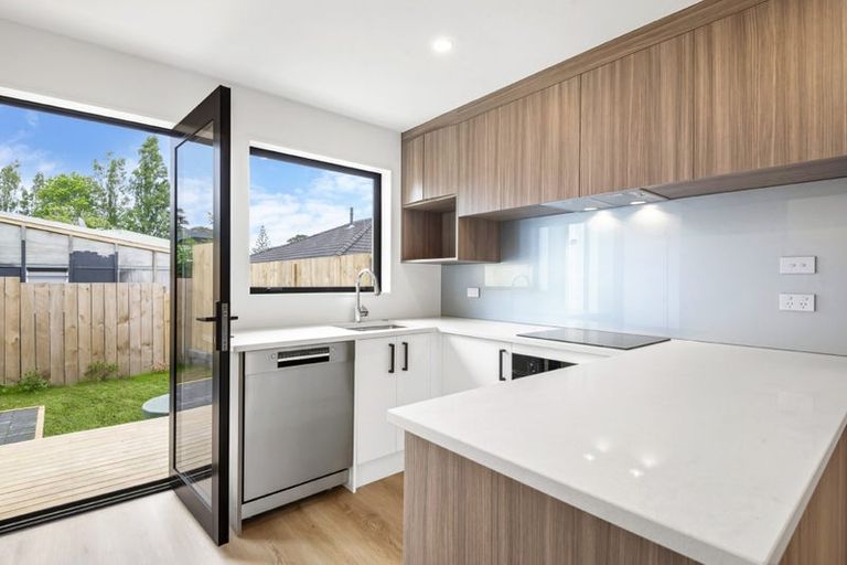 Photo of property in 8/94 Godley Road, Green Bay, Auckland, 0604