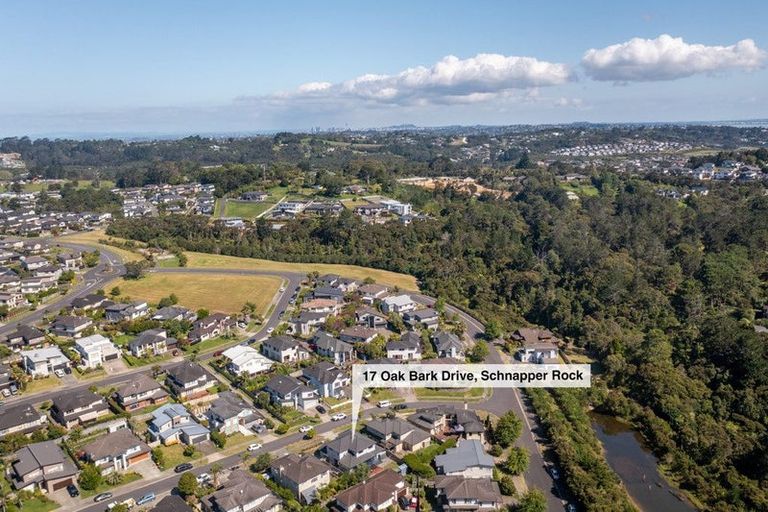 Photo of property in 17 Oak Bark Drive, Schnapper Rock, Auckland, 0632
