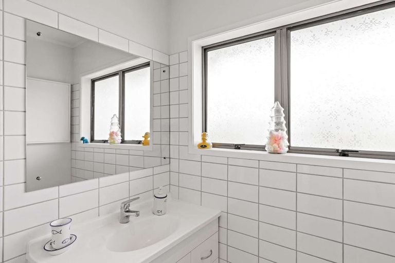 Photo of property in 3/72 Lake Road, Northcote, Auckland, 0627