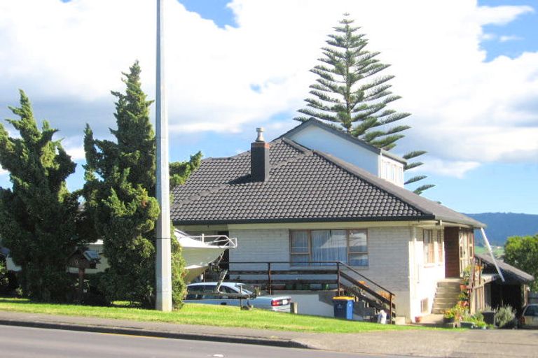 Photo of property in 1/196 Great North Road, Glendene, Auckland, 0612