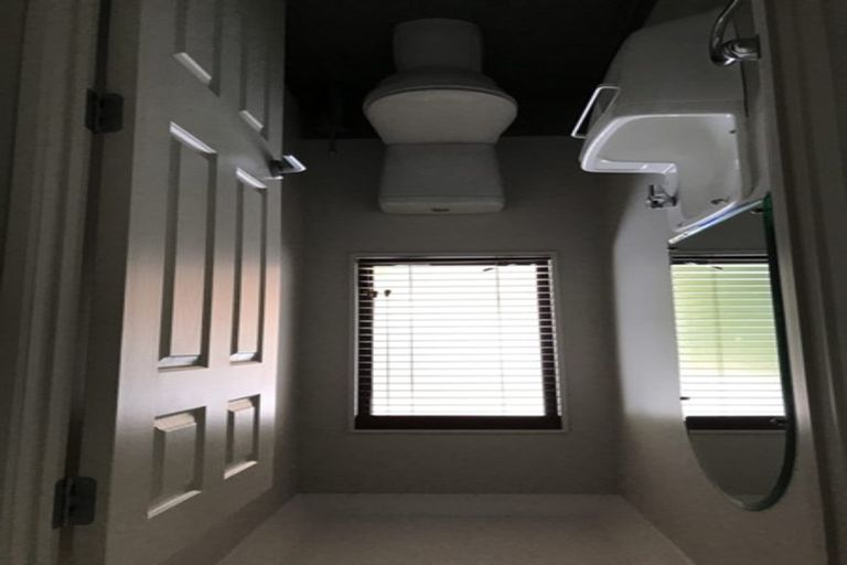 Photo of property in 5 Quedley Court, Eastern Beach, Auckland, 2012