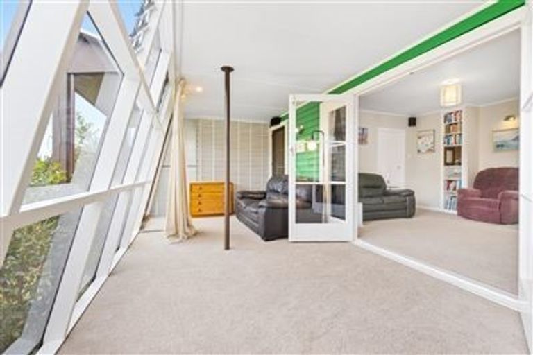 Photo of property in 3 Rewarewa Road, Te Atatu Peninsula, Auckland, 0610