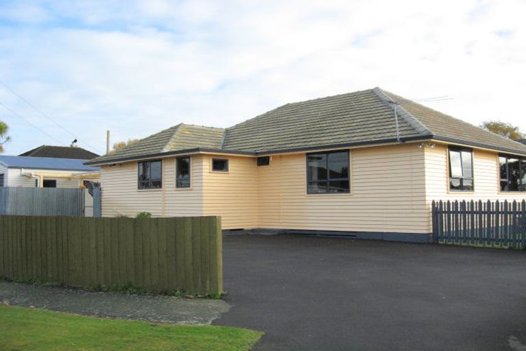 Photo of property in 13 Lambeth Crescent, Northcote, Christchurch, 8052