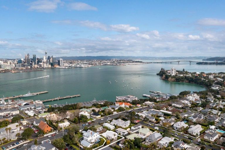 Photo of property in 1 William Bond Street, Stanley Point, Auckland, 0624