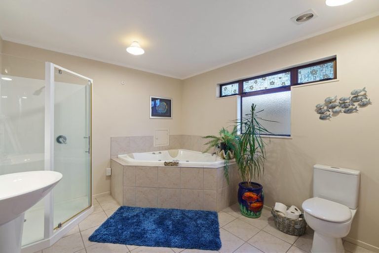 Photo of property in 128 Seaview Road, Paraparaumu Beach, Paraparaumu, 5032