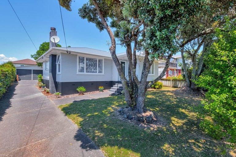 Photo of property in 42 Barrys Road, Glendene, Auckland, 0602