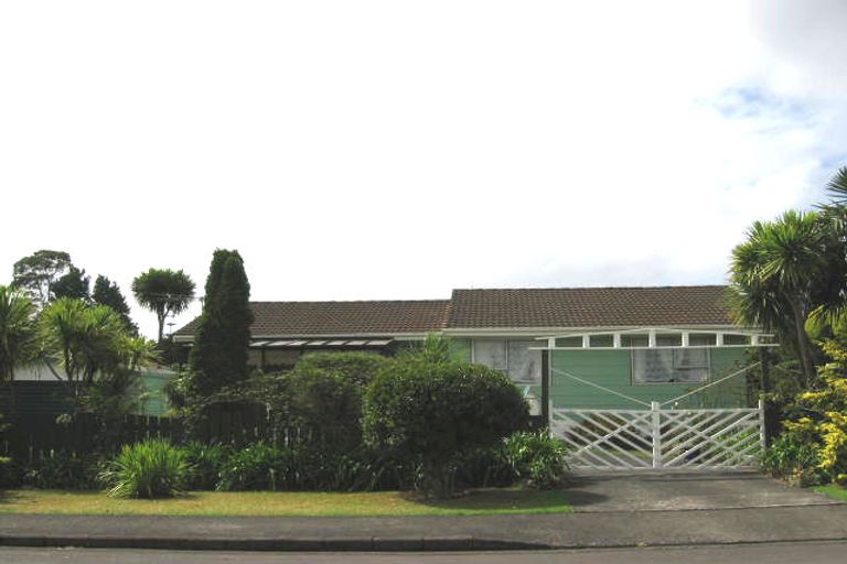 Photo of property in 13 Serwayne Place, Sunnyvale, Auckland, 0612