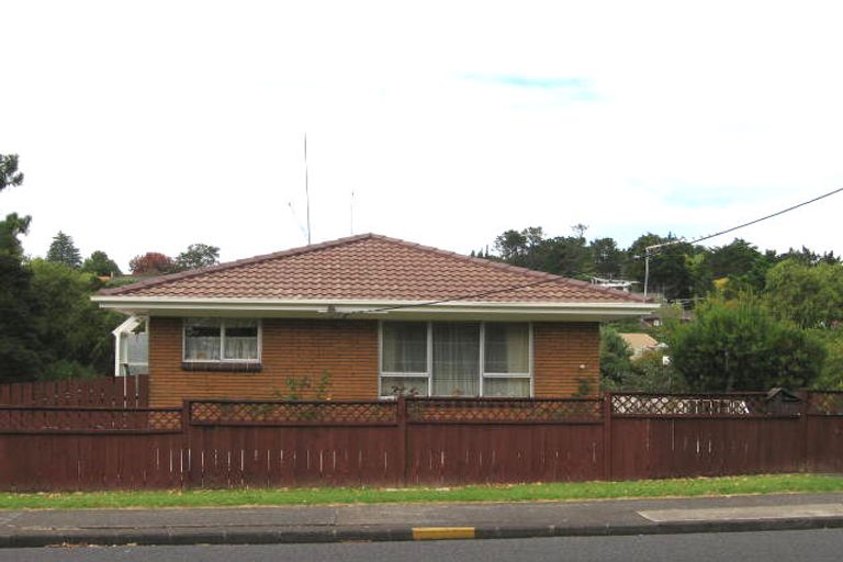 Photo of property in 2/120 Godley Road, Green Bay, Auckland, 0604