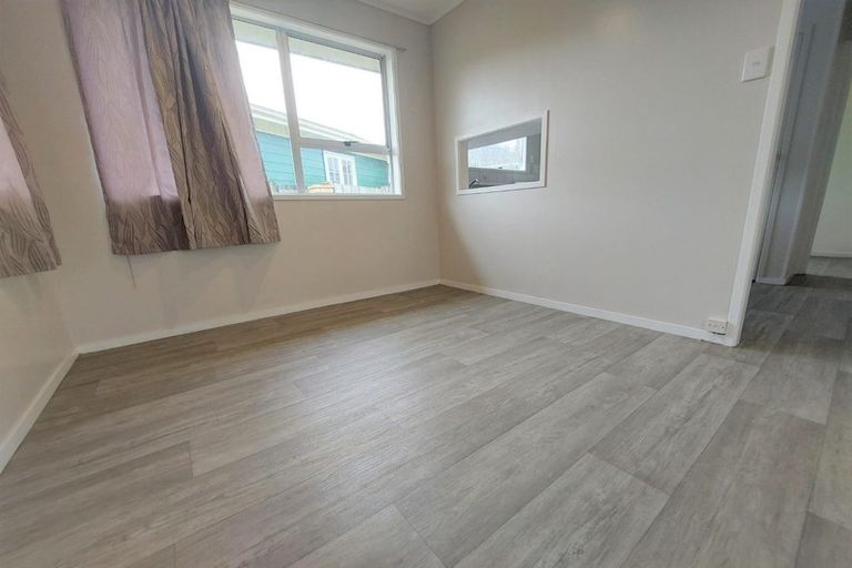 Photo of property in 111 Kemp Road, Massey, Auckland, 0614