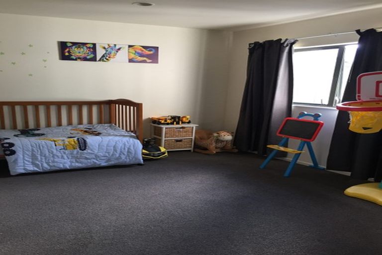 Photo of property in 135d Triangle Road, Massey, Auckland, 0614