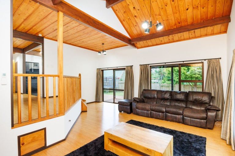 Photo of property in 11 Hillgrove Place, Fitzherbert, Palmerston North, 4410