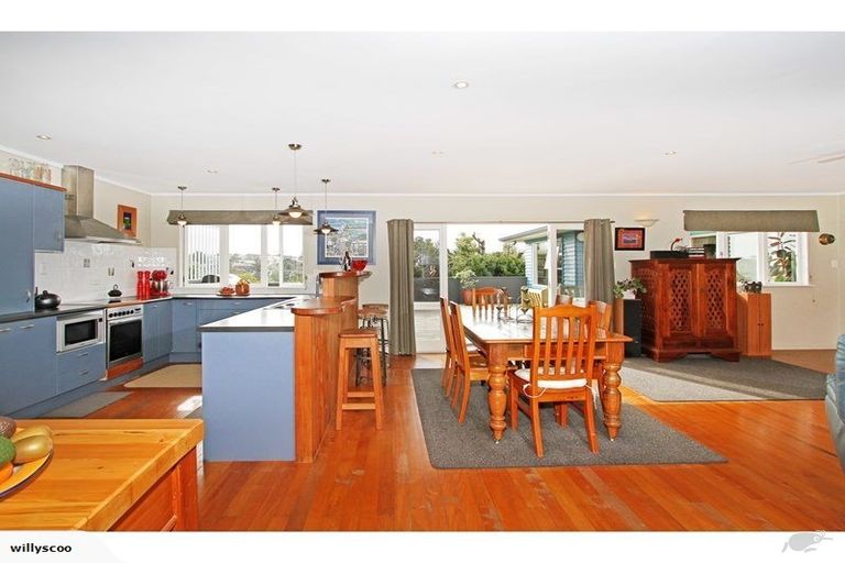 Photo of property in 4 Weatherly Road, Torbay, Auckland, 0630