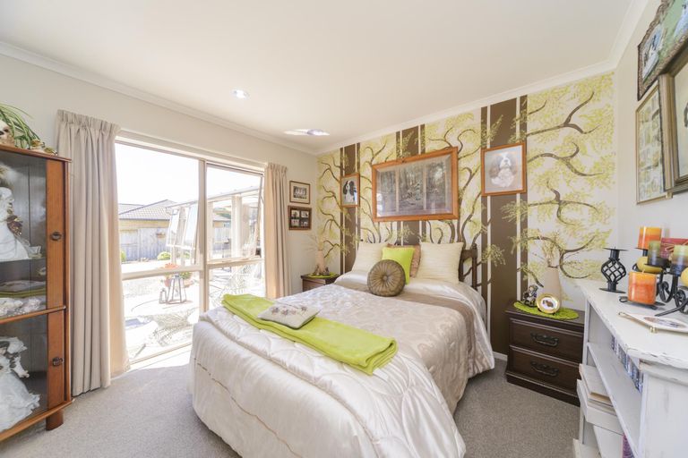Photo of property in 11 Chestnut Close, Kelvin Grove, Palmerston North, 4414