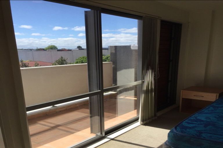 Photo of property in 2e/30 Westward Ho, Glen Eden, Auckland, 0602