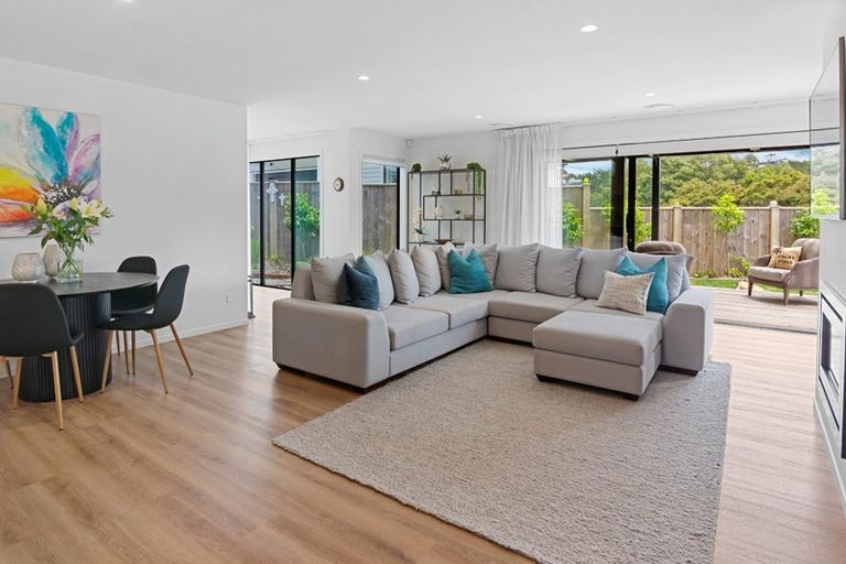 Photo of property in 9 Koiora Lane, Long Bay, Auckland, 0630