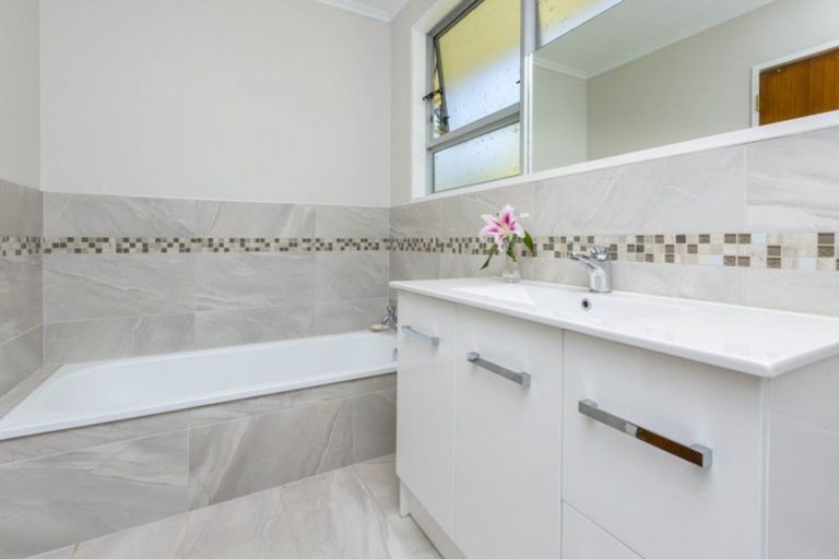 Photo of property in 72 Blue Mountains Road, Pinehaven, Upper Hutt, 5019