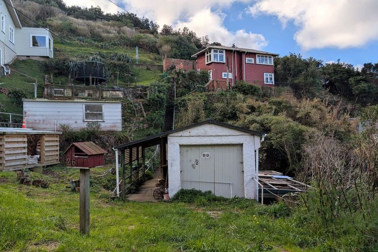 Photo of property in 26 Cave Road, Houghton Bay, Wellington, 6023