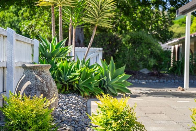 Photo of property in 16 Sunny Glen, Waikanae, 5036