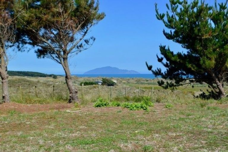 Photo of property in 24 Uxbridge Terrace, Waikawa Beach, Levin, 5573