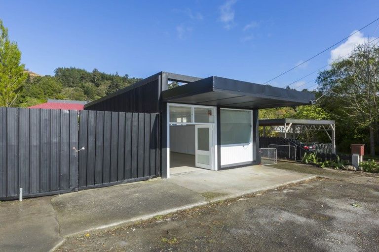Photo of property in 68 Pinehaven Road, Pinehaven, Upper Hutt, 5019