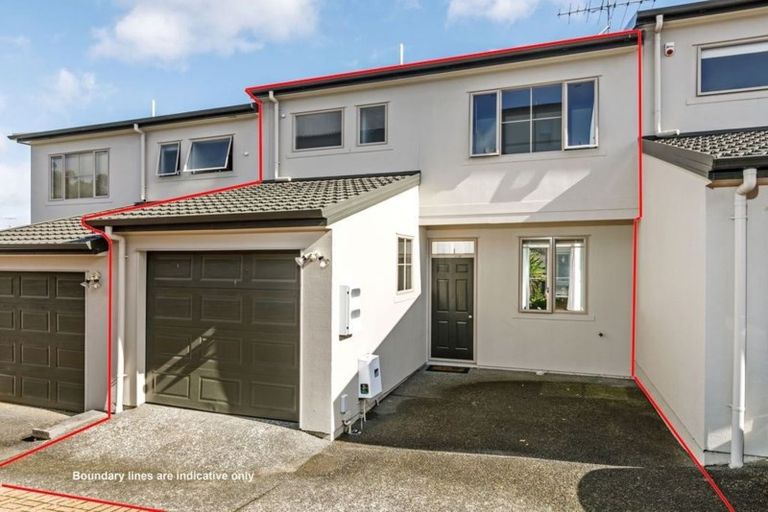Photo of property in 2/34 Fields Parade, Oteha, Auckland, 0632