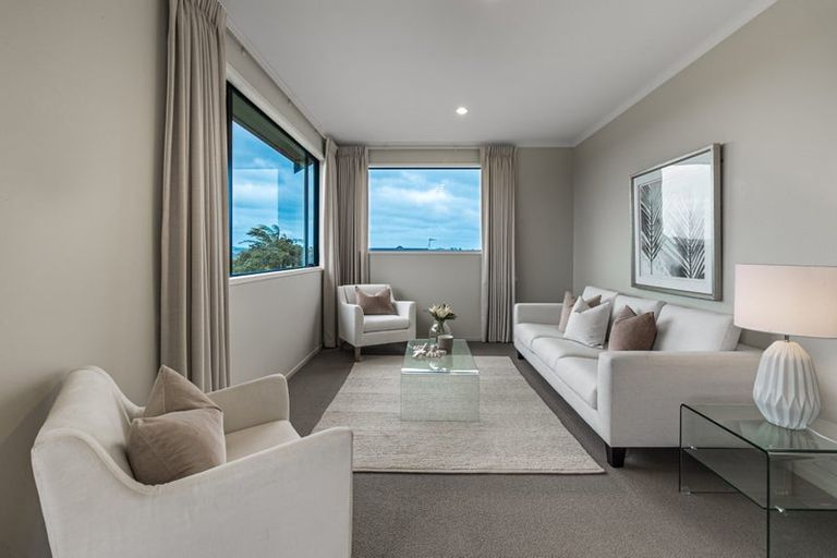 Photo of property in 2 Ashburn Close, Orewa, 0931