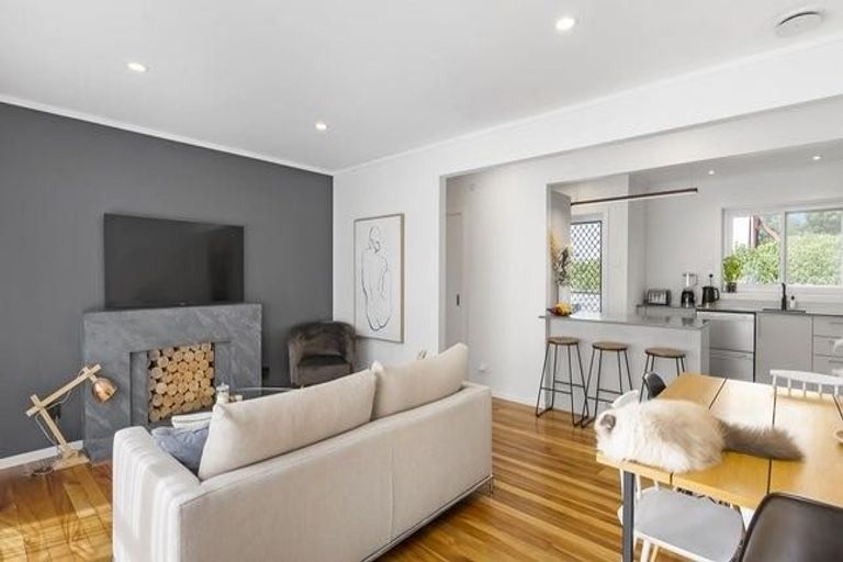 Photo of property in 1/60 Hillcrest Avenue, Hillcrest, Auckland, 0627