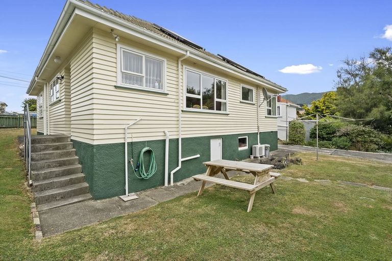 Photo of property in 25 Mexted Terrace, Tawa, Wellington, 5028