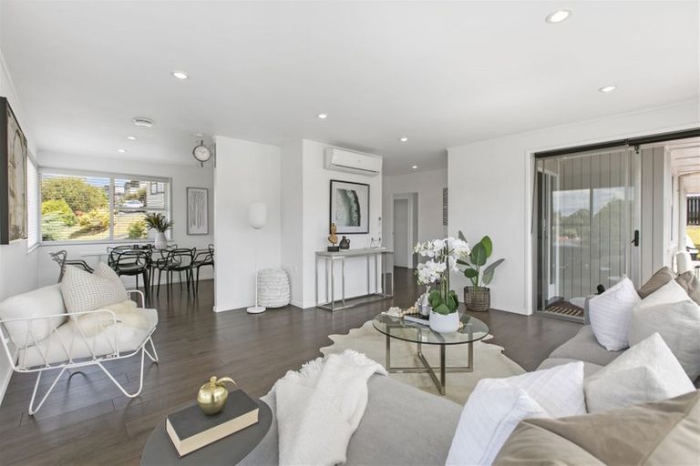 Photo of property in 52 Ravenwood Drive, Forrest Hill, Auckland, 0620