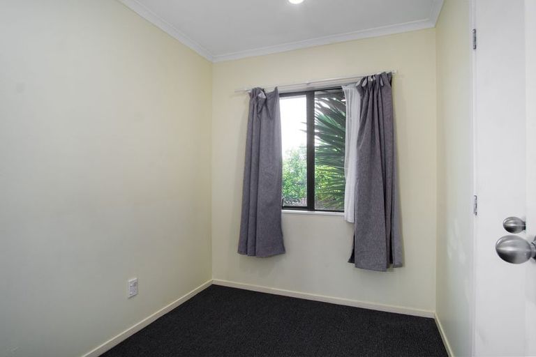 Photo of property in 17 Vina Place, Massey, Auckland, 0614