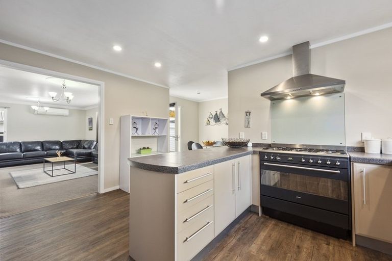 Photo of property in 11 Gemstone Drive, Birchville, Upper Hutt, 5018