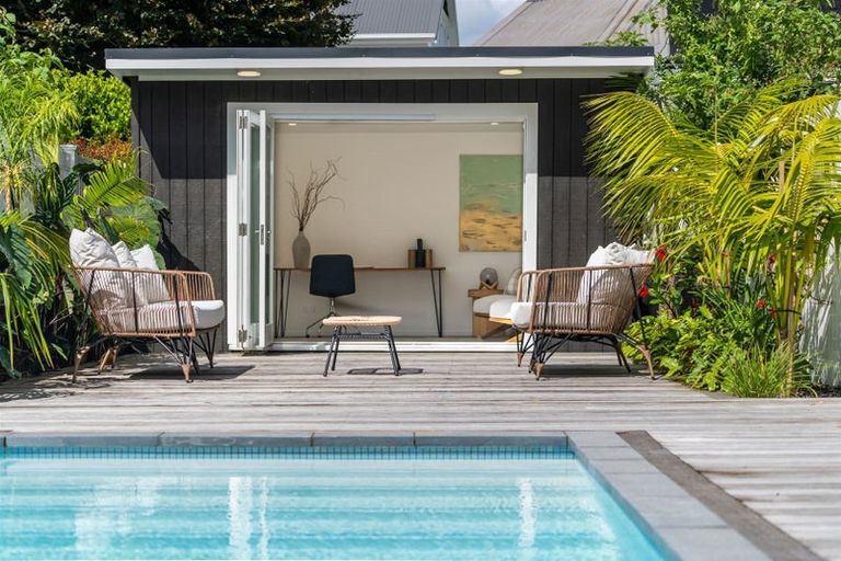 Photo of property in 16 Hinemoa Terrace, Birkenhead, Auckland, 0626