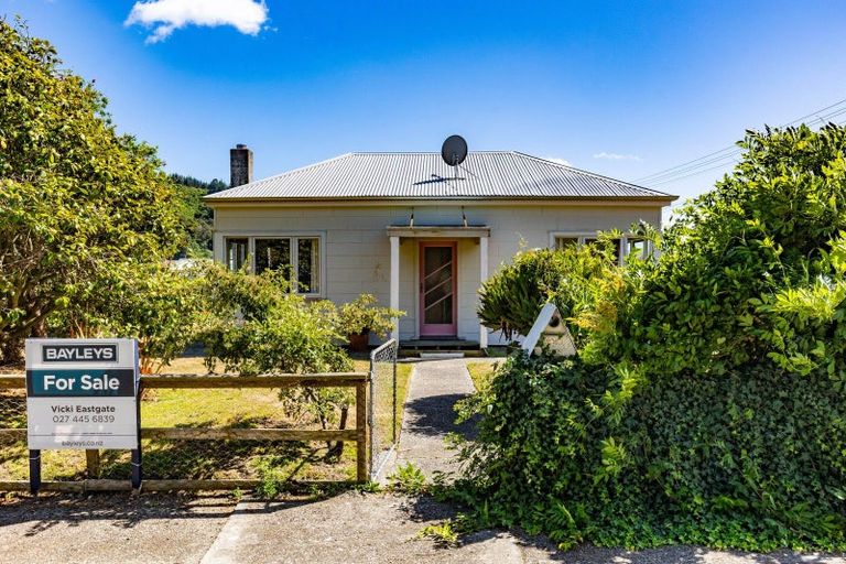 Photo of property in 65 Broadway, Picton, 7220