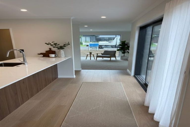 Photo of property in 92 Metoriti Crescent, Karaka, 2124