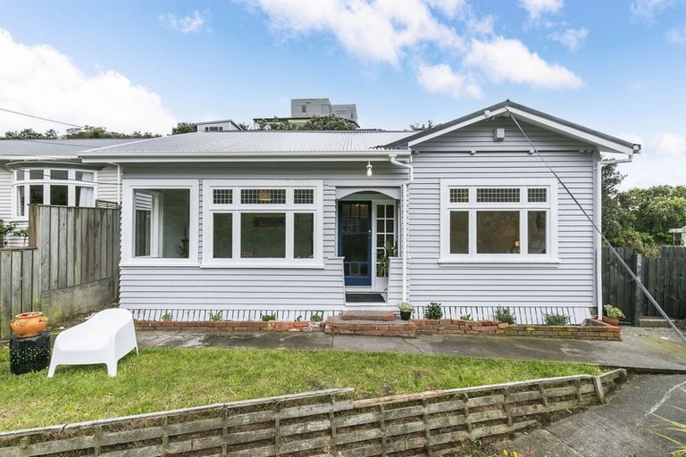 Photo of property in 121 Houghton Bay Road, Houghton Bay, Wellington, 6023