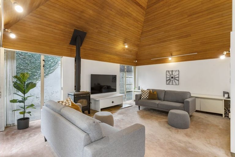 Photo of property in 17 Cobblestone Lane, Hillcrest, Auckland, 0627