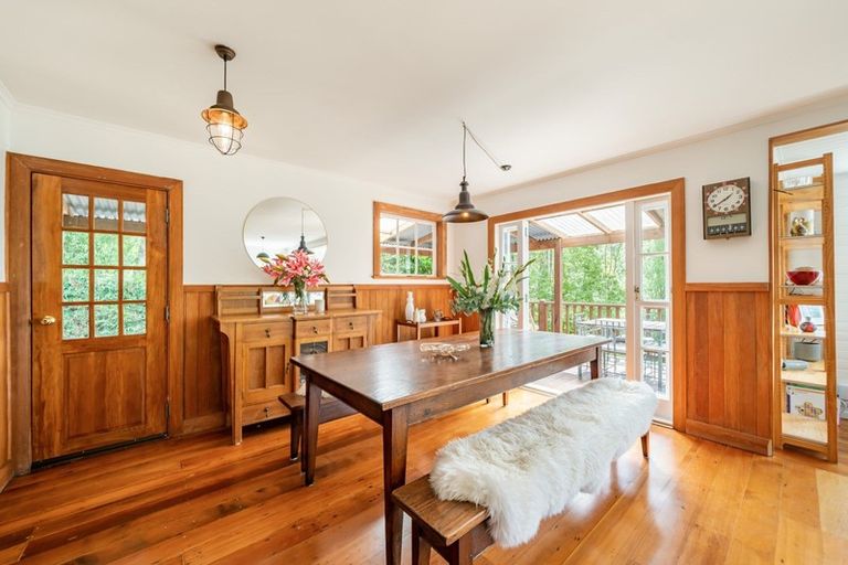 Photo of property in 82 Pinehaven Road, Pinehaven, Upper Hutt, 5019