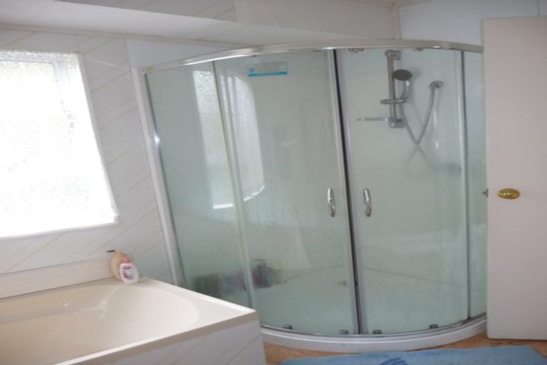 Photo of property in 2/16 Ronald Macken Place, Windsor Park, Auckland, 0632