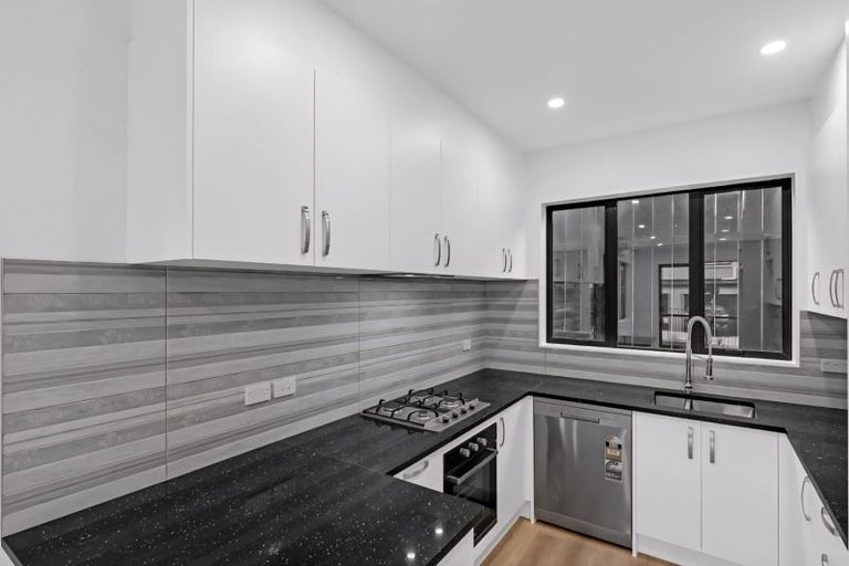 Photo of property in 2/97 Great South Road, Manurewa, Auckland, 2102