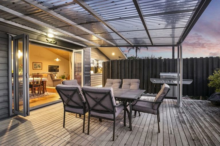 Photo of property in 11 Deane Avenue, Titirangi, Auckland, 0604