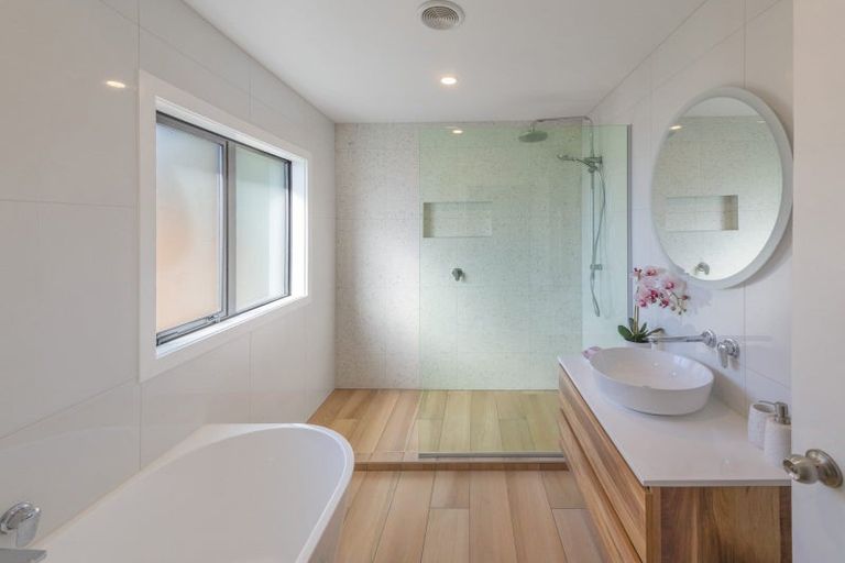 Photo of property in 42 Chapman Street, Newlands, Wellington, 6037