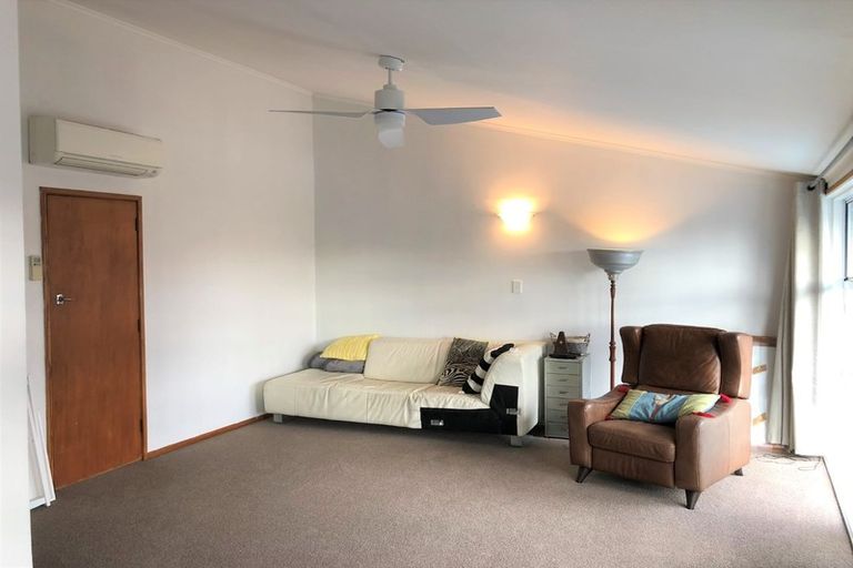 Photo of property in 3/50 Old Lake Road, Narrow Neck, Auckland, 0624