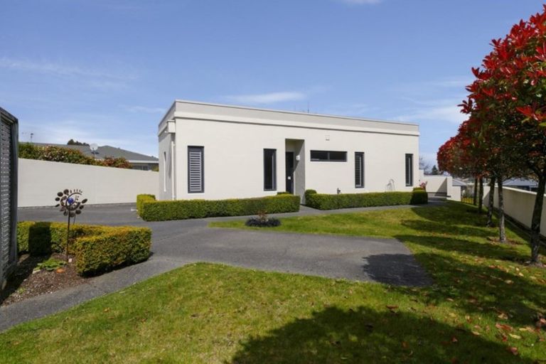 Photo of property in 28 Fairview Terrace, Waipahihi, Taupo, 3330
