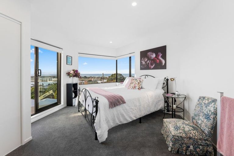 Photo of property in 2/60 Moncks Spur Road, Redcliffs, Christchurch, 8081