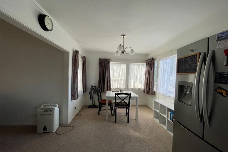 Photo of property in 2/8 Rickards Place, New Lynn, Auckland, 0600