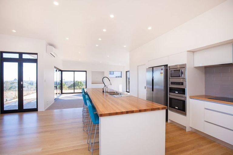 Photo of property in 41 Veale Road, Frankleigh Park, New Plymouth, 4371