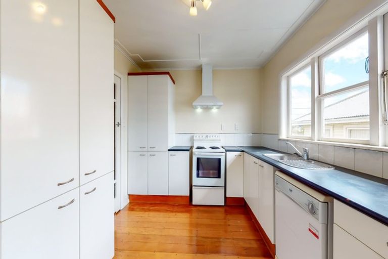 Photo of property in 26 Robert Street, Newlands, Wellington, 6037