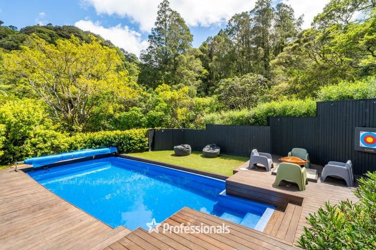 Photo of property in 132 Cheviot Road, Lowry Bay, Lower Hutt, 5013